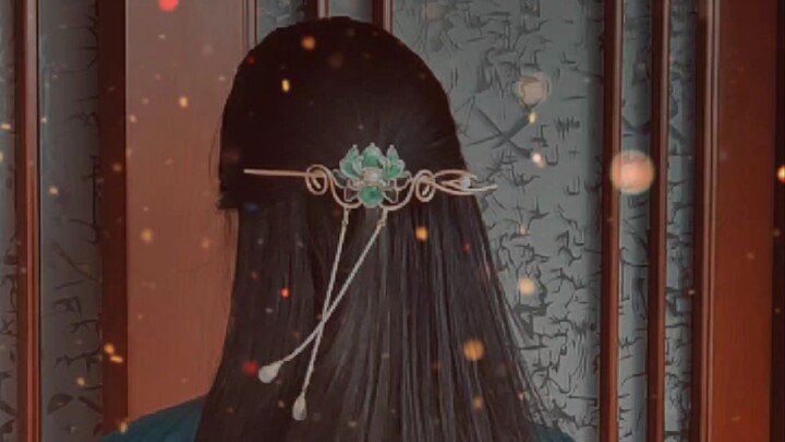 تسريح الشعر بحركة بطيئة جميلٌ إلى أقصى حد!