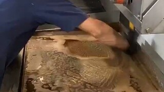 给厨房里的铁板厨具做清洁，这一波操作看得过瘾!