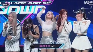 Đụng phải sương mù dày đặc quả thật không dễ dàng! Chúc mừng ITZY giành được vị trí No.1 thứ ba cho 