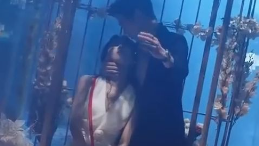 Demi lepas dari tunangan selingkuh, gadis goda CEO kejam, tak disangka CEO jatuh