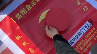 Tôi lại bị sếp lừa rồi. Ông ta đưa tiền cho tôi chơi trò gì thế?