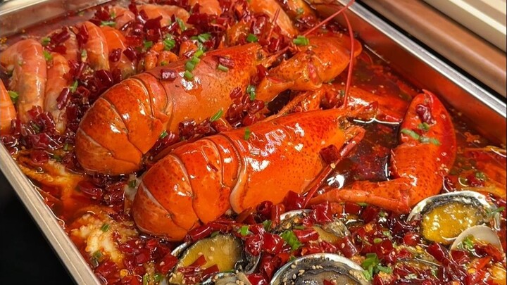 Cuacanya terlalu dingin. Malam ini, mari makan camilan tengah malam berupa hidangan laut pedas dan g