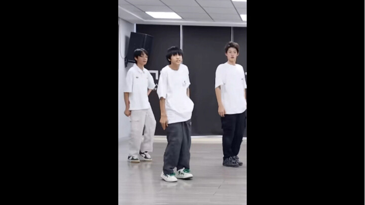 Wang Lu Jie "The Big Dreamer" Rekaman Langsung di Ruang Latihan (Termasuk Subtitle Tidak Sopan)