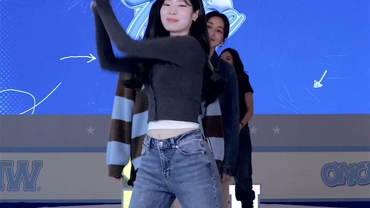 Penari pendukung ulang tahun ke-9 TWICE
