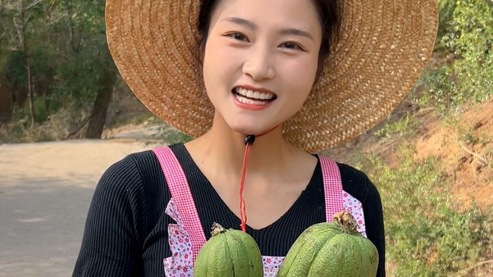 Sống bao nhiêu năm rồi, đây mới là lần đầu tiên ăn quả mướp to thế này #Về quê thì phải ra dáng ngườ