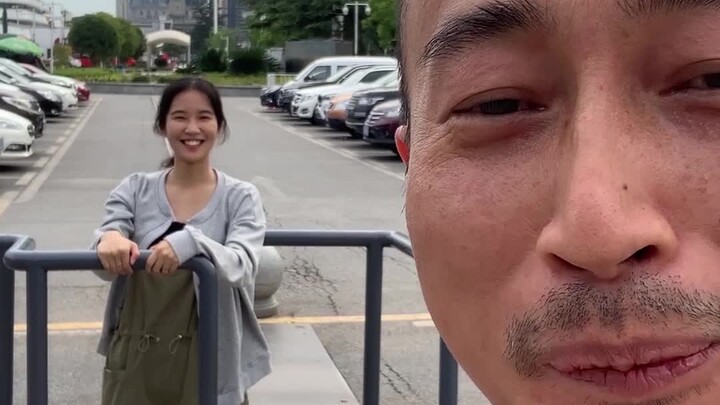 نصيحة ثمينة: دليل عملي يعلّمك أفضل زاوية لالتقاط صور البورتريه من على الدرابزين!