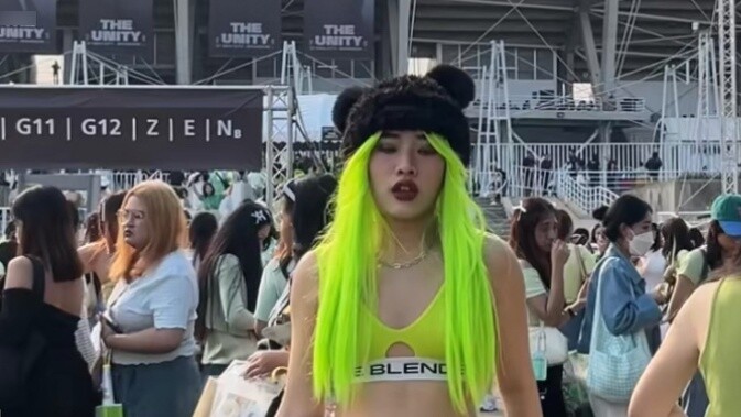 [34 degrees is not hot enough for Auntie] 127day of course needs neo green