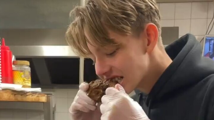 Ai mà chưa lướt tới anh chàng Hà Lan vừa đáng yêu lại vừa điển trai, thích ăn cơm và hay nháy mắt nà