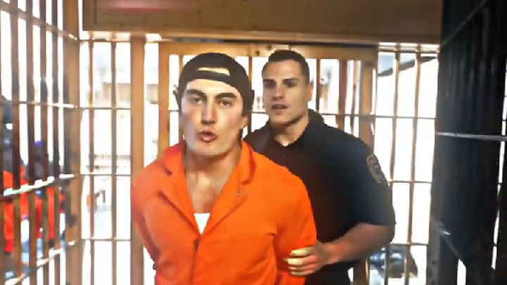 أرعبني ذلك فسارعتُ لأداء 300 تمرين ضغط.