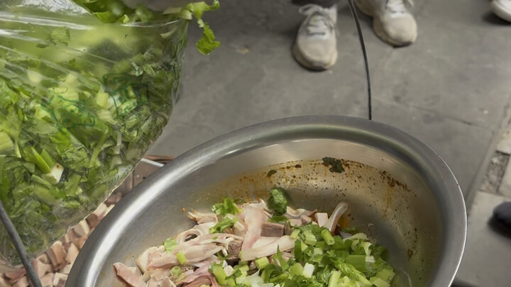 Right next to Chengdu Wang's chicken stall, a new "plague chicken" vendor has just opened up—now the