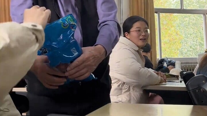 Canadian Teacher Hands Out Xinjiang Jujubes to Shandong Students in Shandong
