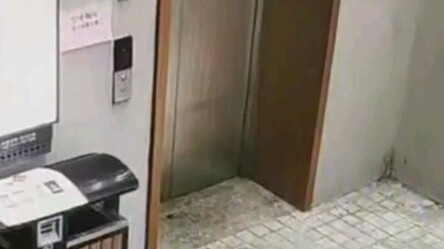 Nhân viên giao hàng dùng chân đá bay cửa thang máy, cư dân mạng: Cả năm nay làm việc coi như bỏ công
