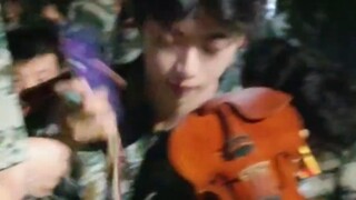 男孩才艺表演上头欲脱衣，教官眼看局势不妙上前阻止。