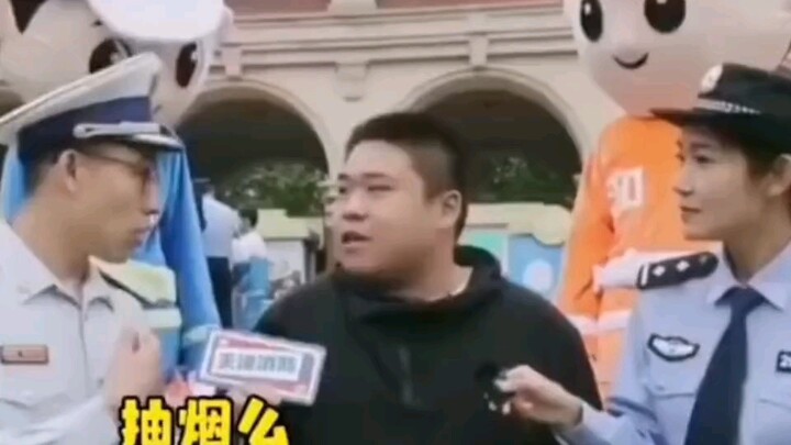 采访变成了相声