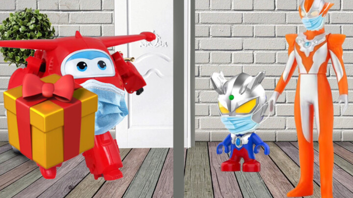 Children's enlightenment and early education toys video: Ledi helps Ciro Ultraman, who is left behin