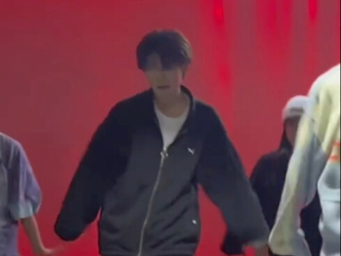 梓渝跳《standing next to you》