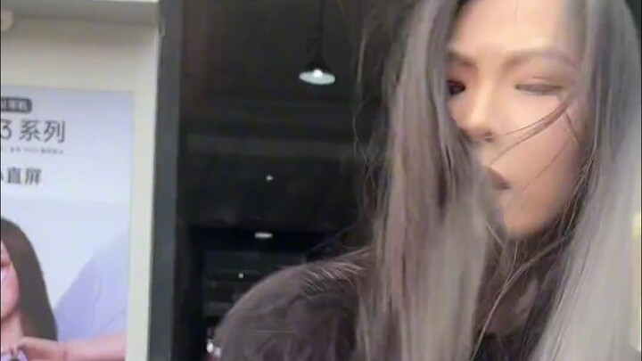 Sau này tôi tự xuống xe, bạn đừng lo nữa.