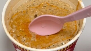 A genius way to eat instant noodles