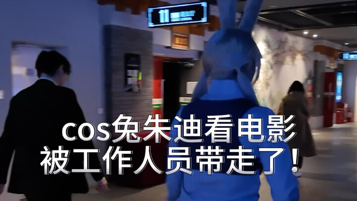 Cosplay thỏ Judy đi xem phim thì bị nhân viên gọi ra...