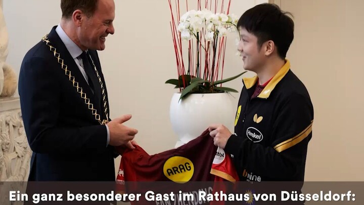 What was the Düsseldorf mayor carrying when he met Fan Zhendong?