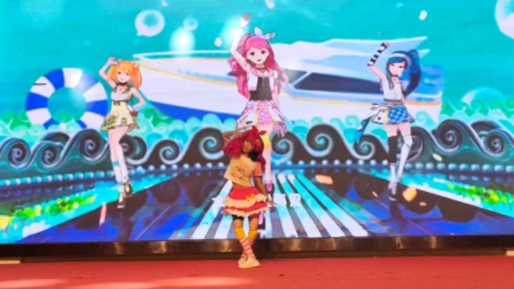 โชว์เต้นคอสเพลย์บนเวที "โลกที่เราพบกันอีกครั้ง" เฉียวเค่อซิง! สาวเฟยเมิง! ขออภัยที่ไม่ได้นำตาข่ายคลุ