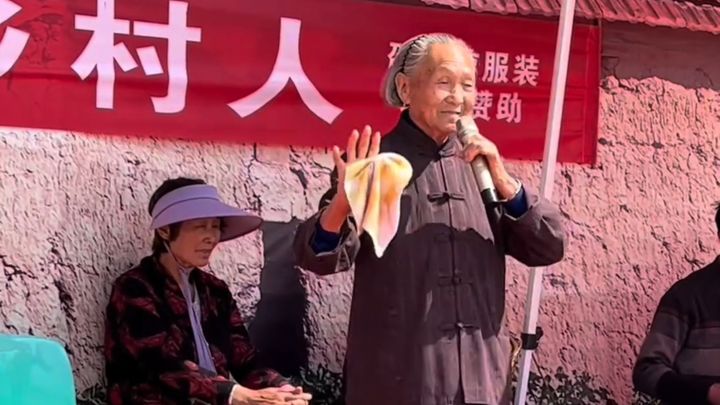 Para jagoan ada di tengah masyarakat—coba dengar bagaimana nenek berusia 80 tahun menyanyikan lagu p