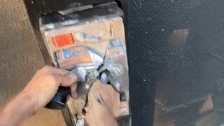 Kami menemukan sesuatu yang luar biasa di telepon umum yang rusak