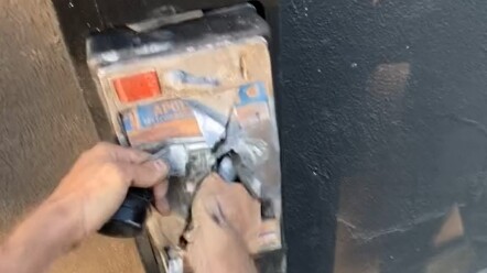 我们在坏的公共电话里找到了很棒的东西