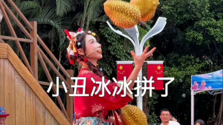 Who knew that on the very last day of National Day, clown Bingbing would actually get to enjoy duria