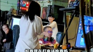 Ayah kepergok anak perempuannya di warnet