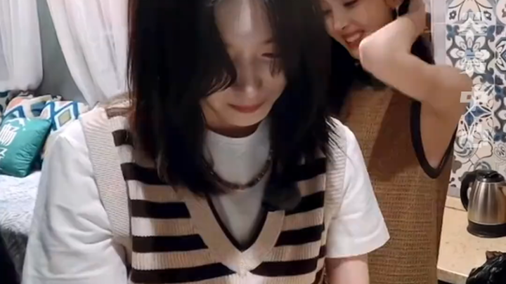 Hai chị có thể cãi nhau trước mặt em mỗi ngày được không, em xem cả ngày cũng không chán! Mùi vị que