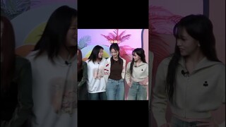 Good job Jeong, arrange yourself into your partners #jeongmi #satzu #twice