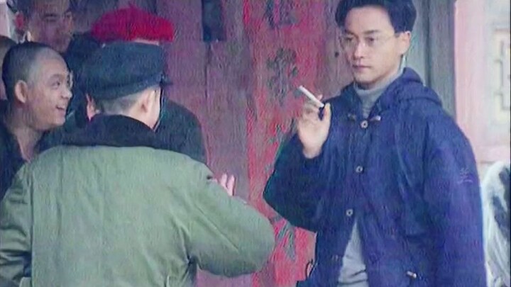 When filming “Farewell My Concubine,” the elder brother held a cigarette in one hand, deeply immerse