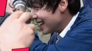 Chú chó nhút nhát hahahaha dễ thương quá Park Ji Hoon hahahaha sao anh ấy có thể dễ thương đến thế