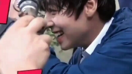 Shy puppy hahahaha so cute Park Ji Hoon hahahaha how can he be so cute