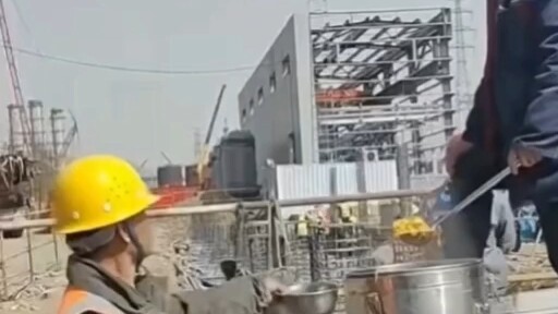Người thợ xây lấy cơm không đúng vào thùng, thế là ông trưởng nhóm lại xử sự kiểu ngu ngốc như vậy.