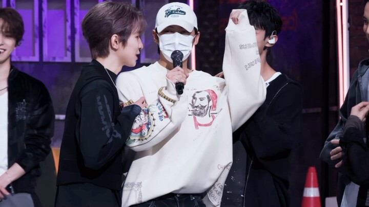 【يوهواي】أحيانًا عندما يأكل الرجل بشبع شديد، يحدث له هذا