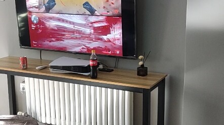 Hôm nay trong cửa hàng toàn là các cô gái trẻ, còn các chàng trai thì đi đâu hết rồi nhỉ?