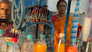 The weather is too hot, so buy an Indian street shaved ice drink to quench your thirst.