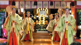 Pertunjukan tari tradisional Jepang oleh siswa SMP dan SMA, tarian gadis kuil