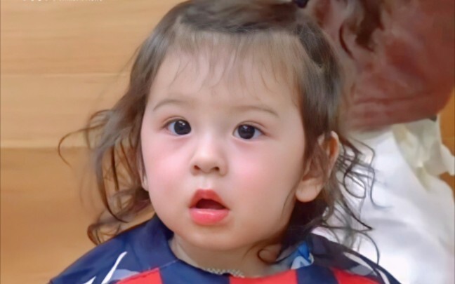 Dễ thương quá! Lợn Lão Tam hội tụ đủ gương mặt công chúa, giọng khàn đặc trưng, bụng bia và đôi chân