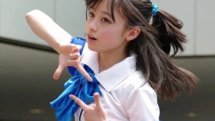 Điệu nhảy làm nên tên tuổi của Hashimoto Kanna, hồi đó cô đúng là một cô nàng chân ngắn. Hashimoto t