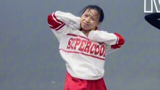 大妈称之为掐脖子舞