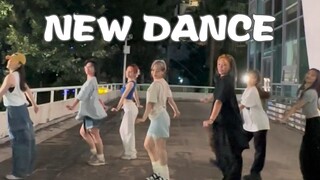 Anda tidak memerlukan jam tangan untuk menari NEW DANCE bersama teman-teman Anda