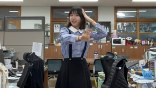 韩国初中老师下课后竟在办公室大跳《聚光》