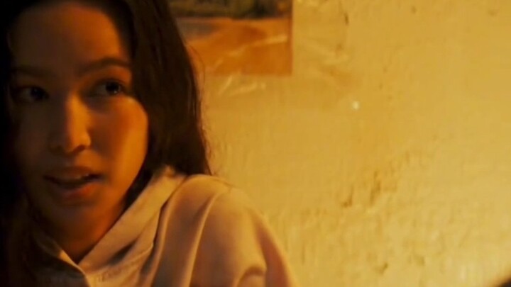 Plot ini cukup eksplosif di mana pun ia ditempatkan, sangat lucu