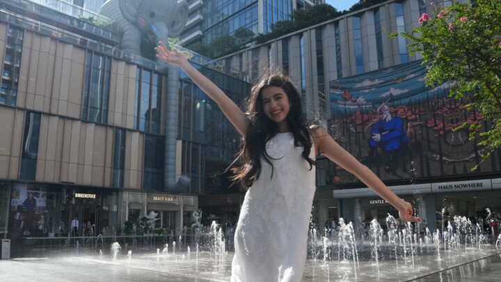 Dancing to the music in Shenzhen