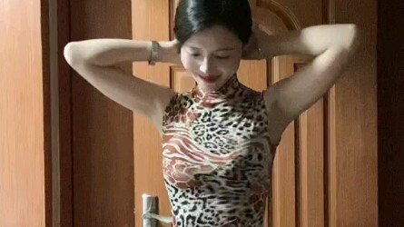 Chị gái họa tiết da báo bình thường