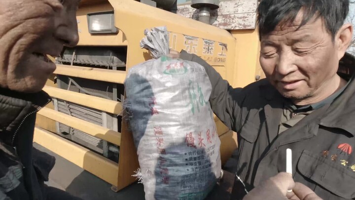 Jangan membedakan orang lain berdasarkan tinggi-rendahnya status, kita semua sama.