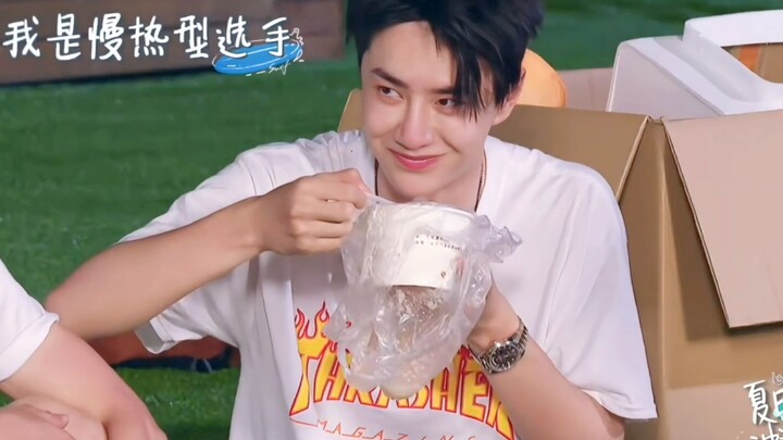 สรุปแล้วลูกชิ้นปิ้งหวานกว่า หรืออี๋ป๋อหวานกว่ากัน!